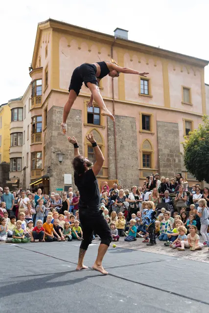 Cie Masawa zeigten Akrobatik in der Innenstadt. | Foto: Alena Klinger