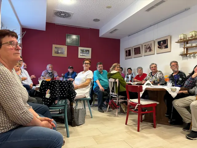 Gleich bei der Eröffnung fand auch die erste Vernissage im Geschäft statt. Die Bilder können noch bis Ende September begutachtet werden. | Foto: Unser G'schäft