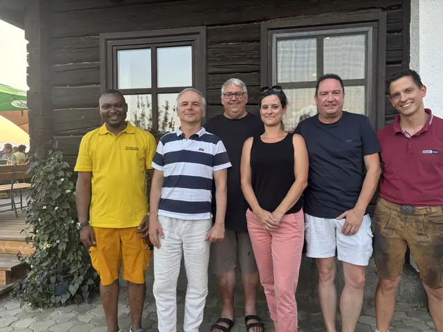 Stadtpfarrer Dieudonné Bunda, Pfarrer Gabor Köbli, Bruder Wolfgang Gracher,
Vizebürgermeisterin Isabella Breiml, Otto Markus Hoffmann, Rudi Spieß jun. (v.l.) | Foto: MeinBezirk
