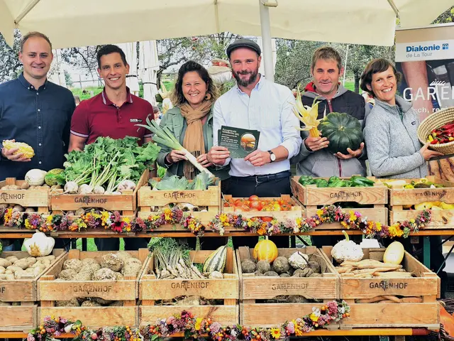 Stadtrat Christoph Gräfling (4.v.l.) lädt gemeinsam mit regionalen Produzenten zum Kulinarischen Herbstreigen am See ein. | Foto: Privat