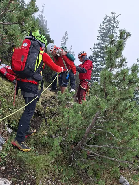 Die Bergrettung musste in unwegsames Gelände ausrücken. | Foto: ZOOM-Tirol