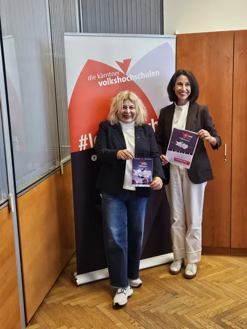 VHS-Geschäftsführerin Beate Gfrerer (links) und Bezirkskoordinatorin Elisabeth Michorl präsentierten das neue Kursangebot der Kärntner Volkshochschulen.  | Foto: MeinBezirk.at