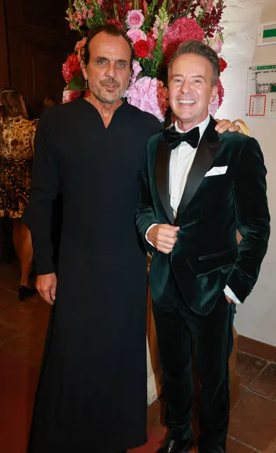 Modedesigner Andreas Kronthaler (Vivienne Westwood) und Couturier Gottfried Birklbauer. | Foto: Franz Neumayr