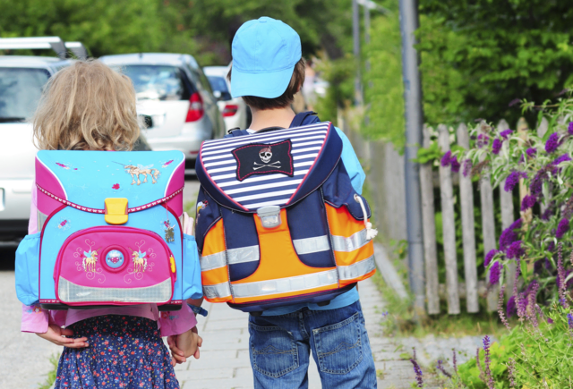 Gut sichtbar und mit Reflektoren ausgestattet, sollten Schultaschen sein. | Foto: Fotofreundin/fotolia