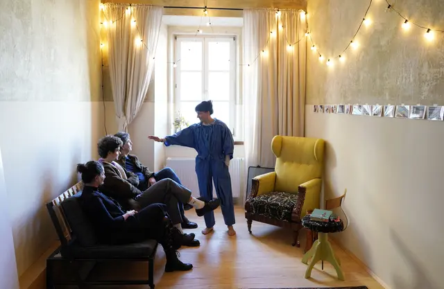 Bei den "Hausbesuchen" gestalten Künstlerinnen und Künstler eine auf den Raum abgestimmte Performance zu Hause. | Foto: Reinhard Winkler