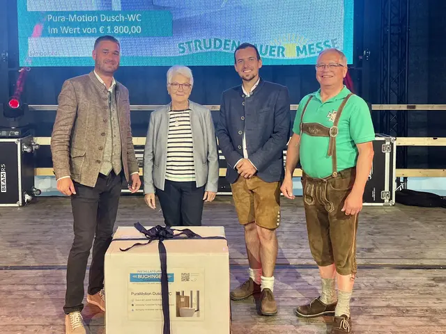 Der 2. Preis ging an Marianne Leimhofer, Christoph Buchinger vom Installateurhof Buchinger übergab den Preis. | Foto: Strudengauer Messe
