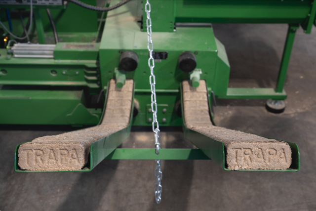 Die Holzbriketts werden aus dem Späneabfall der Parkettproduktion hergestellt. | Foto: Trapa GmbH