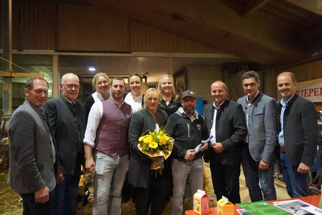 Freuten sich über eine angeregte Diskussion bis spät in die Nacht hinein: (vl.) LKÖ-Präsident Josef Moosbruger, Bezirksbauernobmann und ZAR-Obmann ÖR Ing. Thomas Schweigl, Tochter Theresa mit ihrem Mann Daniel Streng, Tochter Melanie, Michaela, Tochter Viktoria und Wolfgang Gratl, Bauernbundobmann LHStv. Josef Geisler, Bauernbunddirektor Dr. Peter Raggl, LK-Präsident NR Josef Hechenberger | Foto: AMG