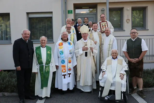 Erzbischof Franz Lackner (M.) mit Priestern und Ordensleuten aus der Pfarre, Pfarrer Christian Grabner sowie dem ehemaligen Landeshauptmann Hermann Schützenhöfer und Vizebürgermeister Manfred Walter | Foto: Sepp Prödl/Clemens Moser