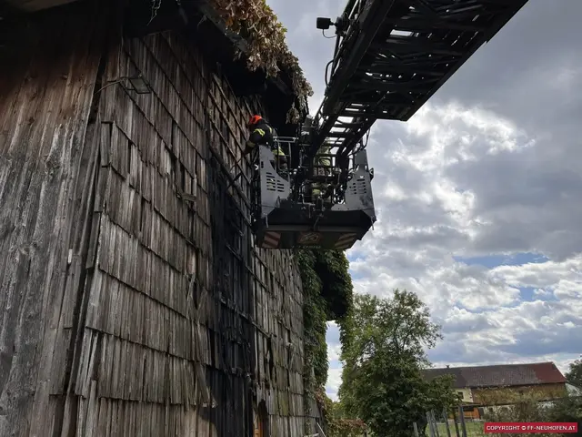  Um die Fassade zu entfernen und Glutnester abzulöschen, wurde die Drehleiter der Feuerwehr Ried im Innkreis vom Einsatzleiter angefordert. | Foto: FF Neuhofen im Innkreis