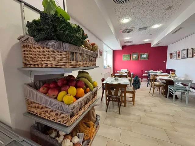 Das G'schäft ist sehr viel mehr als ein Nahversorger. Hier kann die Bevölkerung auch Kaffee trinken und sich auf ein Tratscherl treffen. | Foto: Unser G'schäft