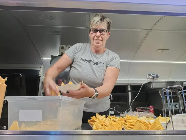 Christine sorgt für gute Snacks, wie Nachos und Burger | Foto: Daniela Mörk