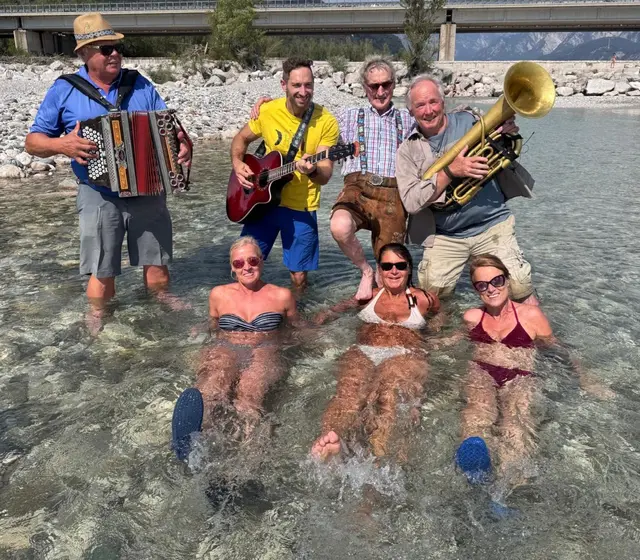 Gerhard Dörfler mit dem „Tagliamento Trio" und Badenixen. | Foto: Privat