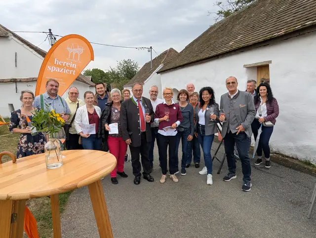 Karin u. Franz Pointner, Franz Kast, Tanja u. Bgm. Markus Baier, Maria Kappe, Elisabeth Jäger, LAbg. Richard Hogl, Klaus Gössl, Obfrau Weinstraße Weinviertel West Doris Sutter, Gerda Schefberger, Wolfgang u. Eva Kraus, Christine u. Peter Steinbach | Foto: Weinstraße Weinviertel