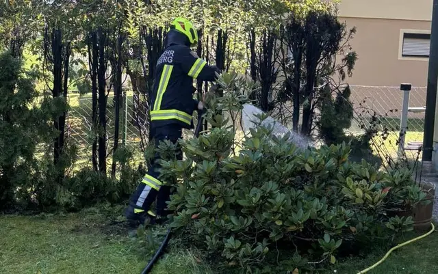 Feuerwehr bei den Nachlöscharbeiten. | Foto: Feuerwehr Wernberg