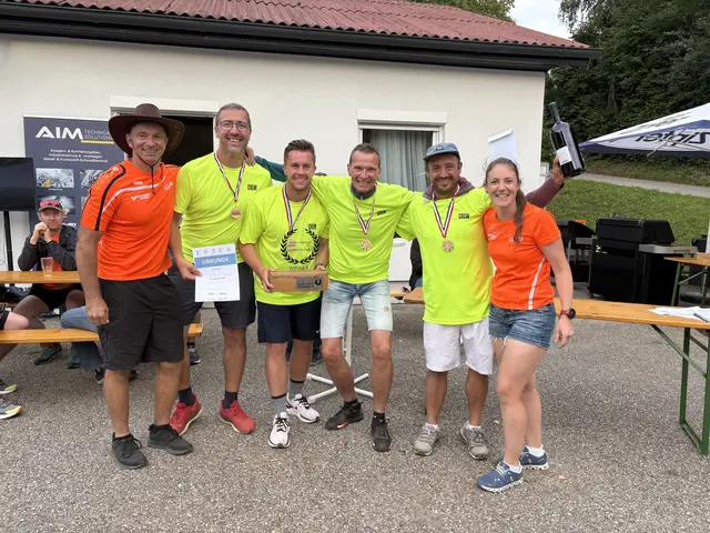 Das Gewinnerteam "GiveMe5 Seniors" mit Sprecher Roland Pumberger (l.) und Alexandra Eder, Obfrau der Sportunion Regau (r.). | Foto: Sportunion Regau