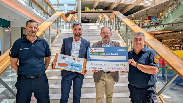 Feuerwehrkommandant-Stellvertreter Thomas Weiss, Bürgermeister Peter Schobesberger, Center-Manager Thomas Krötzl und Feuerwehrkommandant Klaus Aichmair (v.l.). | Foto: Varena