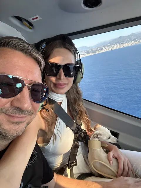 Auf dem Flug von Nizza nach Monaco: Susi und Walter Temmer mit Hündin "Heidi", die nie von ihrer Seite weicht. | Foto: Temmer