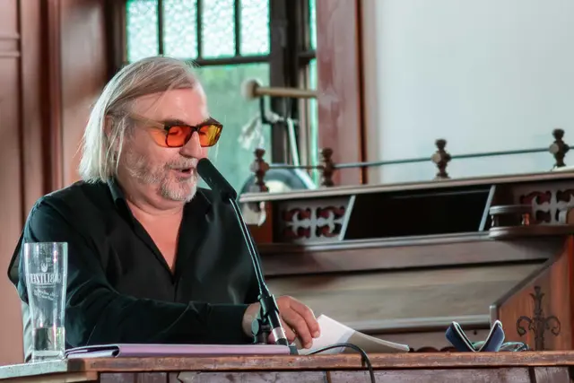 Schmalwieser sammelt in seinem Buch Gedichte, die allesamt zwischen 1995 und 2025 entstanden sind. | Foto: Axel Schmidt