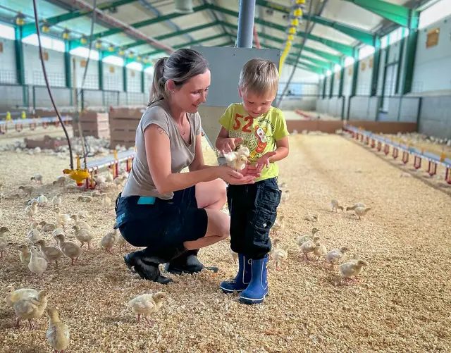 Julia macht ihre Arbeit mit Freude und Liebe – und das merkt man. „Gerade jetzt im Sommer genieße ich es, den Sonnenaufgang am Acker zu erleben. Es fühlt sich nicht wie Arbeit an, und ich könnte mir keinen schöneren Job vorstellen.“ | Foto: Familie Haider