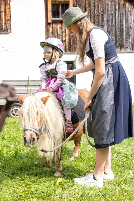 Die Ponys waren herausgeputzt und die "Stars" bei den kleinen Gästen. | Foto: Nikolaus Faistauer Photography