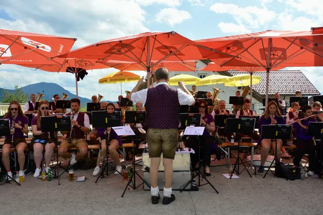 Beim Wunschkonzert konnten sich die Besucherinnen und Besucher gegen eine kleine Spende ihr musikalisches Lieblingsstück von der Ortsmusikkapelle wünschen.