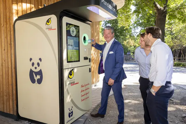 An fünf "Pfandabär"-Automaten können Besuchende vom Tiergarten Schönbrunn ab sofort ihr Pfand abgeben. | Foto: Stefan Joham