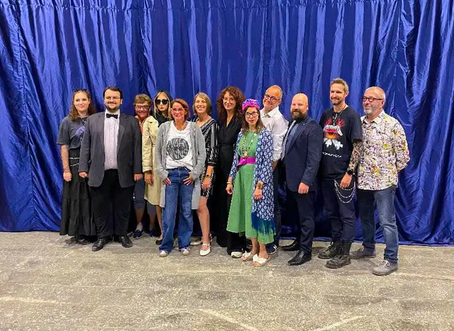 Die Theatergruppe Kalenberg begeisterte beim Premierenwochenende im Kurpark mit einer temporeichen, rabenschwarzen Komödie voller überraschender Wendungen und Pointen. | Foto: Theatergruppe Kalenberg