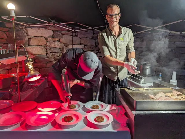 David Diekmann vom W4 in Röschitz, der Deutsche Waldviertler, setzte beim Kellergassenkulinarium in Pillersdorf kulinarische Maßstäbe. | Foto: Weinstraße Weinviertel