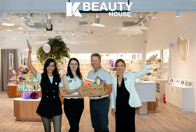 Hochwertige koreanische Hautpflege – dafür steht das neueröffnete Ko-rean Beauty House im FISCHAPARK. Center Manager KR Christian Stagl über-gibt den Willkommenskorb an das gesamte K-Beauty House Team. | Foto: FISCHAPARK