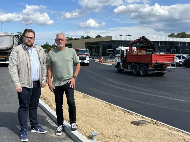 Thomas Haffer (ÖVP) und Klaus Jelinek (GRÜNE) beim Lokalaugenschein bei der Baustelle. | Foto: ÖVP