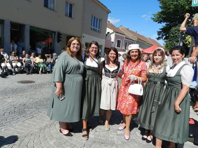 Stefanie Fellhofer, Anna Hofka, Birgit Trautendofer, 
Vize Bgm Monika Scholz, Nicole vlasta, Anna Wallisch- Gutscher Hatten viel Spass  bei der Modeschau | Foto: Heribert Punz