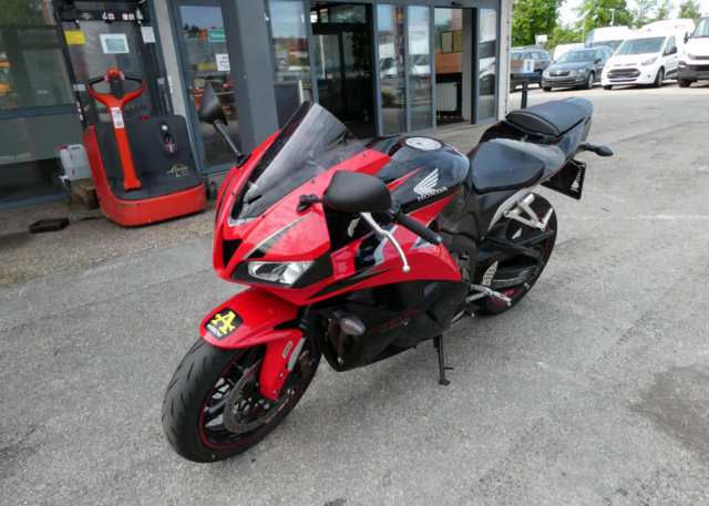 88 kW bzw. 119,6 PS stark und im Juli für 3.000 Euro (Startpreis: 500 Euro) ersteigert: ein in der Verwertung gelandeter Honda CBR 600RR ABS. Zustand: "stark gebraucht (u. a. Kratzer)". | Foto: Dorotheum