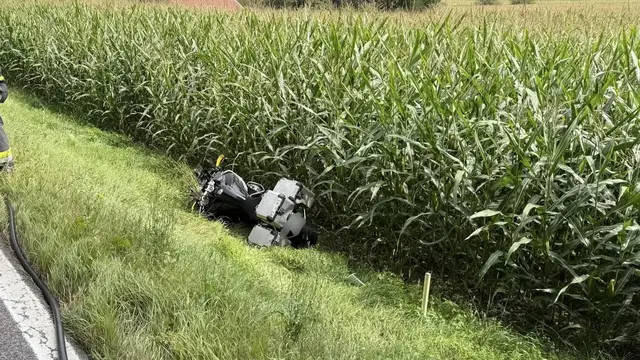 Auch das Motorrad stürzte in die Straßenböschung. | Foto: Stützpunkt II - Feuerwehr Greifenburg