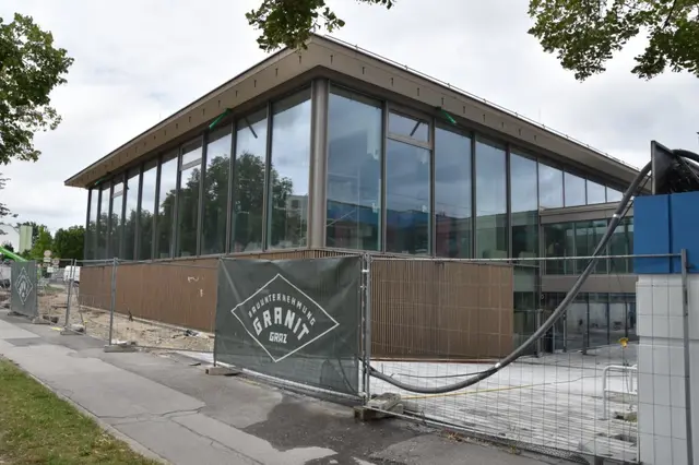 Von Außen präsentiert sich das Hallenbad bereits von seiner neuen Seite. | Foto: MA 44