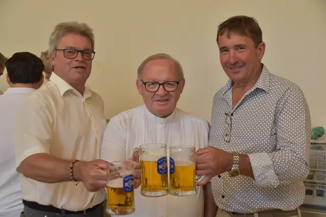 Berthold Schlaffer, Dechant Karl Schlögl und Bürgermeister Franz Wachter stießen auf ein gelungenes Fest an. | Foto: Michael Strini