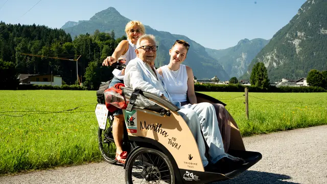 Heinz Marecek mit Andrea Zenzmaier und Lisa vom Seniorenwohnhaus Hoamat Achfeld. | Foto: RoAÖ