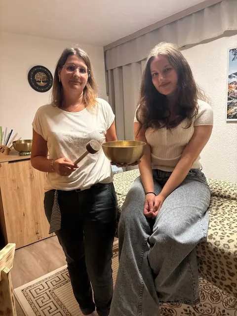 MeinBezirk-Journalistin Sophie Gruber durfte selbst eine Klangschalenmassage bei Tanja Ropatsch (li.) erproben. | Foto: Markus Hackl
