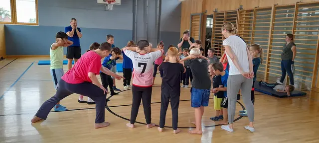 Mit Spaß und viel Energie übten die Kinder bei der Ferienpass-Aktion, wie man stark auftritt und sich im Notfall richtig schützt. | Foto: Gemeinde St. Florian