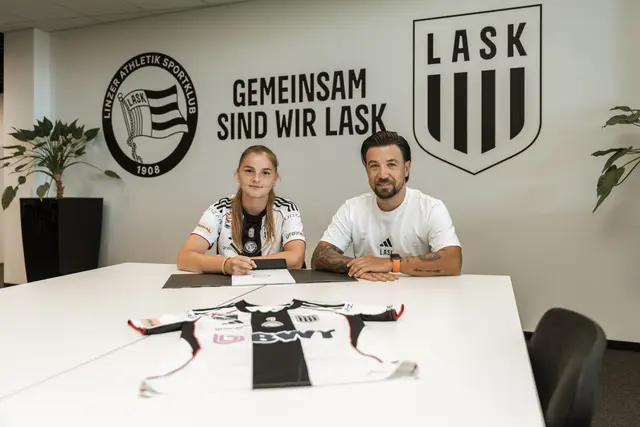 Siena Breitwieser bei der Vertragsunterzeichnung mit Miklos Fejes. | Foto: LASK