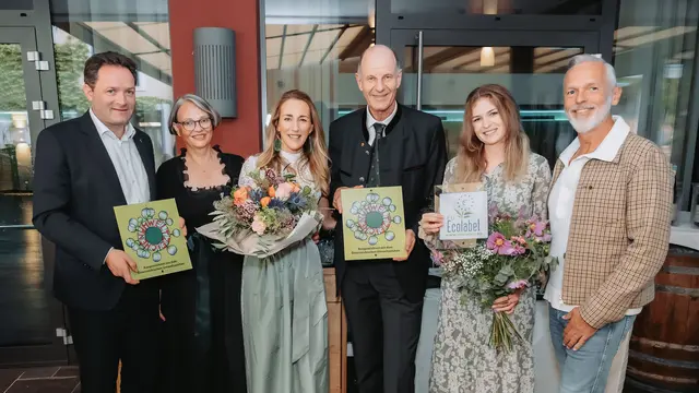 Bundesminister Norbert Totschnig, TVB-Geschäftsführerin Sabine Mair, Sabine Gwirl, Thomas Sappl, Christina Sappl, TVB-Obmann Georg Hörhager (v.l.). | Foto: TVB Kufsteinerland / Thorben Jureczko