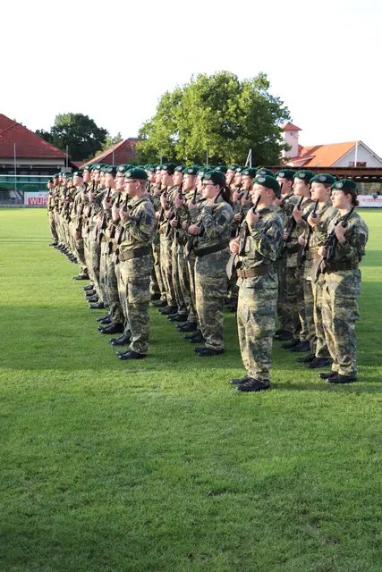 Die neuen Rekrutinnen und Rekruten | Foto: Tanja Handlfinger