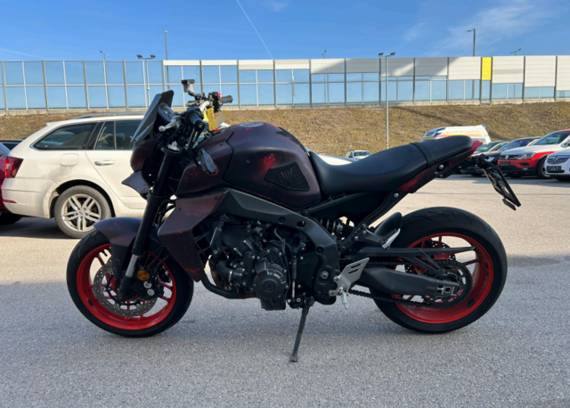 87,5 kW bzw. 119 PS stark und im März für 4.400 Euro (Startpreis: 500 Euro) ersteigert: ein in der Verwertung gelandeter Yamaha MT-O9 (MTN890). Zustand: "stark gebraucht (u. a. Sturzschäden)". | Foto: Dorotheum
