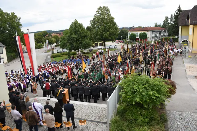 Blick von oben auf Ortsplatz mit Festbühne und anwesenden Ortsgruppen und Musikkapellen | Foto: KB Neukirchen/Enknach