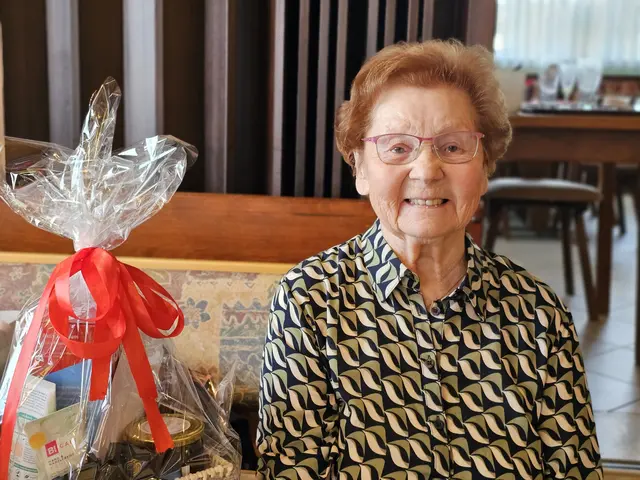 Pauline Nowotny feierte im Kreise ihrer Familie ihren 90. Geburtstag und freute sich über die Glückwünsche von OGV Franz Seckel. | Foto: Franz Seckel