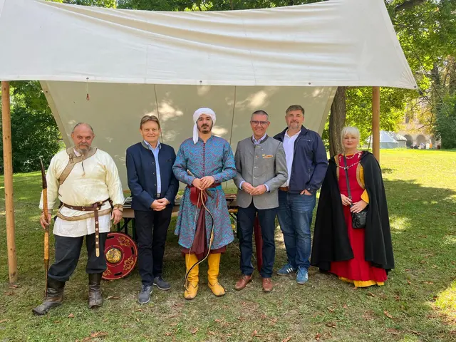Franz Pieler führte die Bürgermeister Meixner und Schulz in das Leben der Reiter aus dem Osten ein.  | Foto: Eva Gabriel