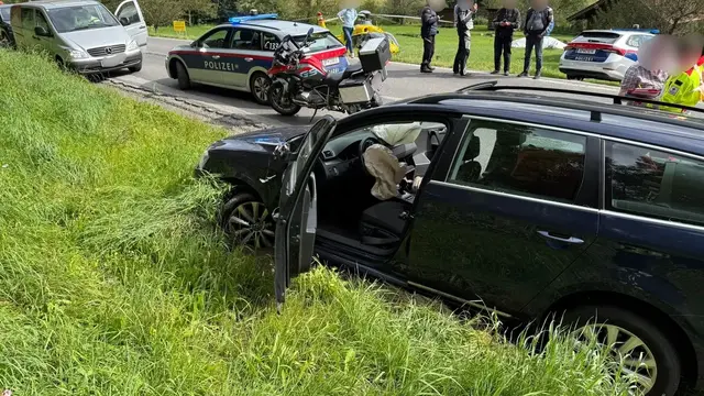 Das dritte Fahrzeug wurde auf die Gegenfahrbahn gedrängt. | Foto: Stützpunkt II - Feuerwehr Greifenburg