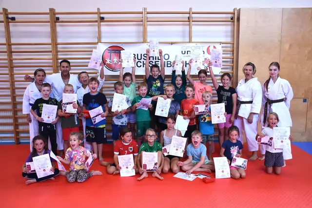 Präsident Stephan Drödthann, Miriam, Michaela und Nina Stiegler von der SU Bushido Echsenbach mit den begeisterten Karate-Kids beim letzten „Sommer-Spaß in Echsenbach“ für das Jahr 2025. | Foto: Gemeinde