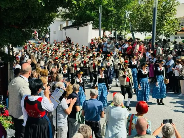 Die Defilierung vor dem Schlossplatz in Fügen war das Highlight der Veranstaltung. | Foto: Gem. Kaltenbach