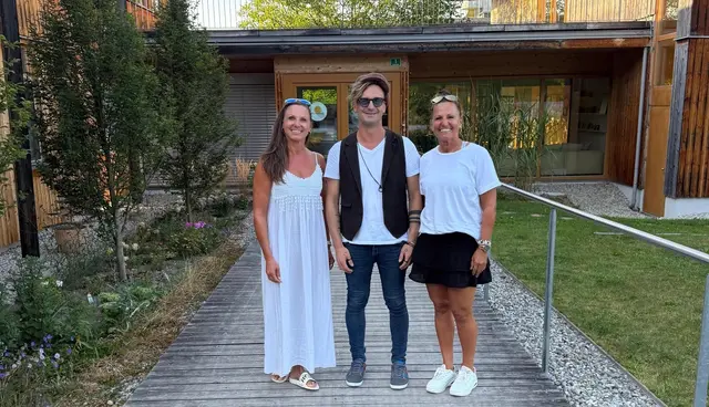 Claudia und Manuela Riegler mit Daniel Krenn (Fundraising und Marketing Sonneninsel) beim Besuch auf der Sonneninsel.  | Foto: Sonneninsel